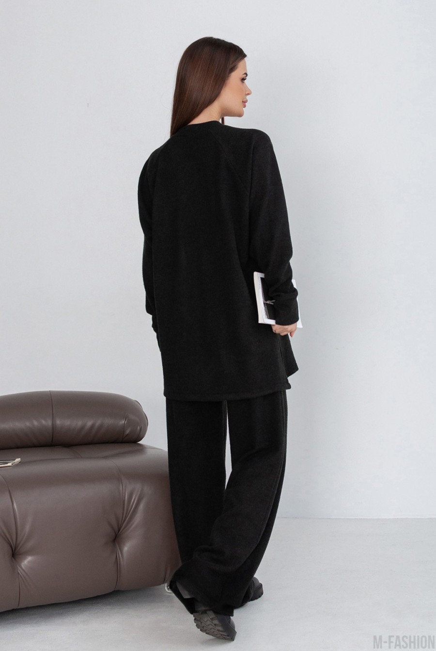 Черный ангоровый костюм с кофтой и широкими штанами - Фото 3