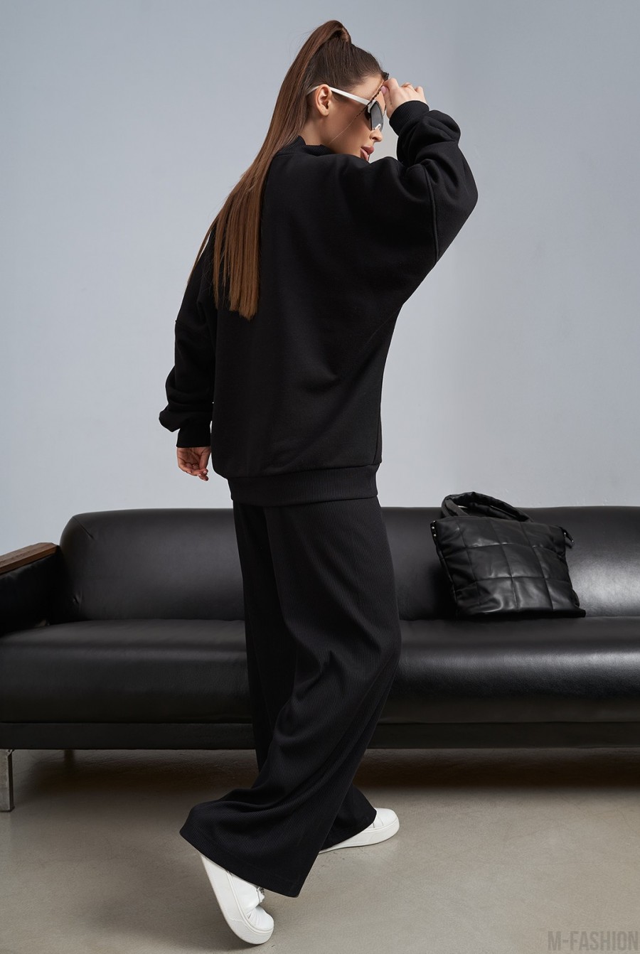Черный свободный костюм с фактурной вставкой - Фото 3