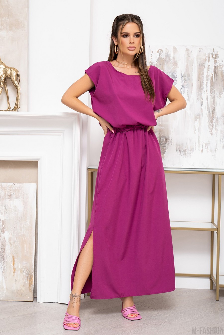Фиолетовое платье с фигурным вырезом на спинке  - Фото 1