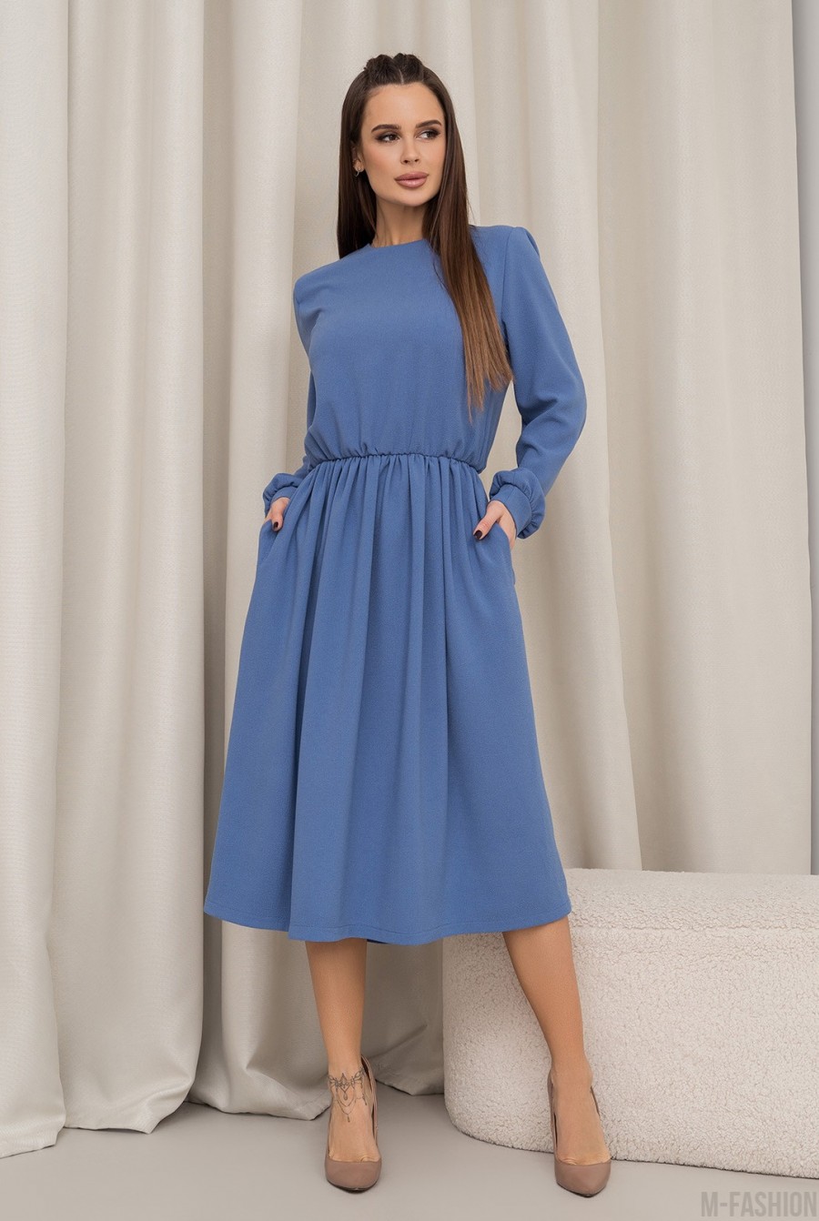Голубое классическое платье с длинными рукавами  - Фото 1