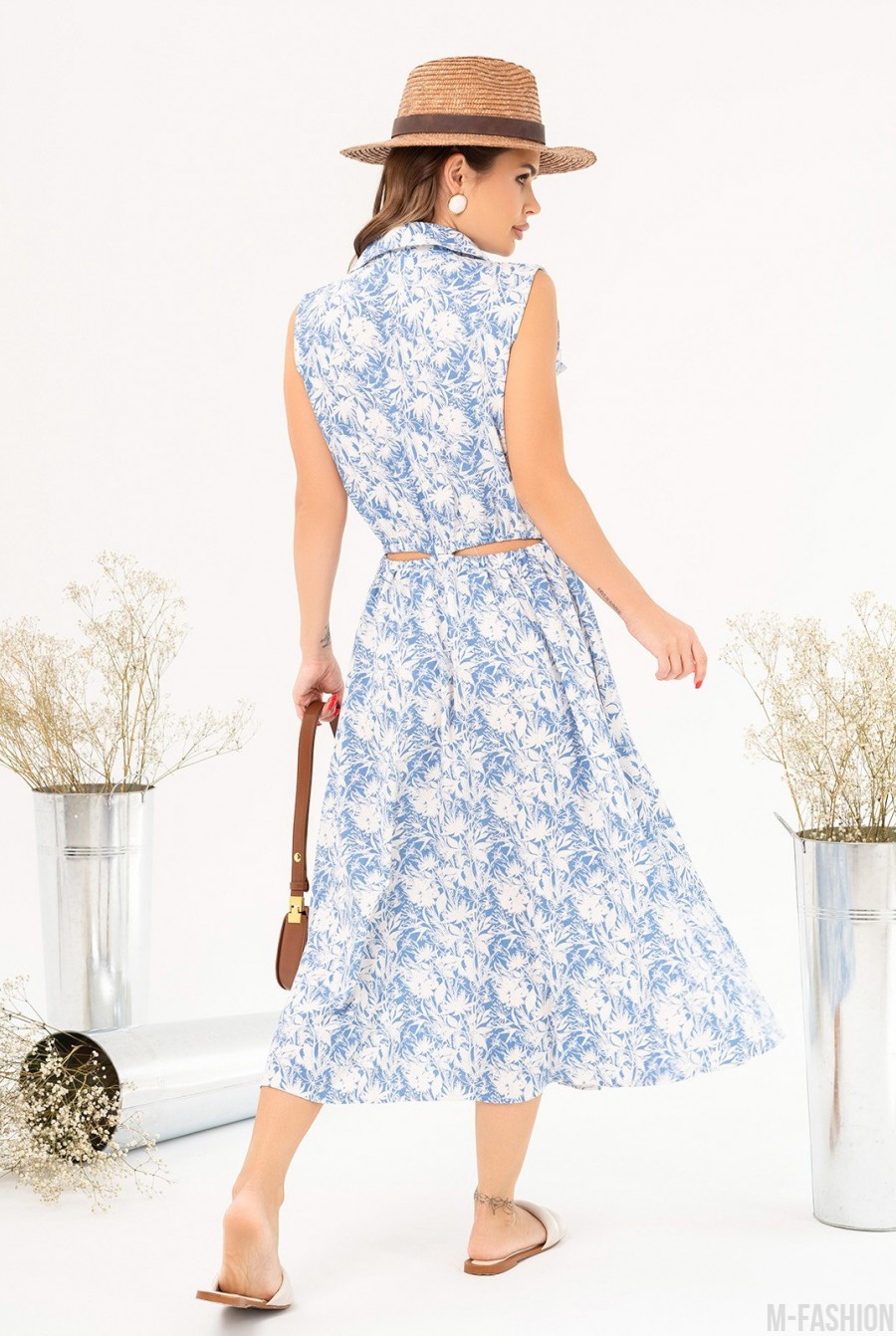 Голубое льняное платье-рубашка с вырезами - Фото 3