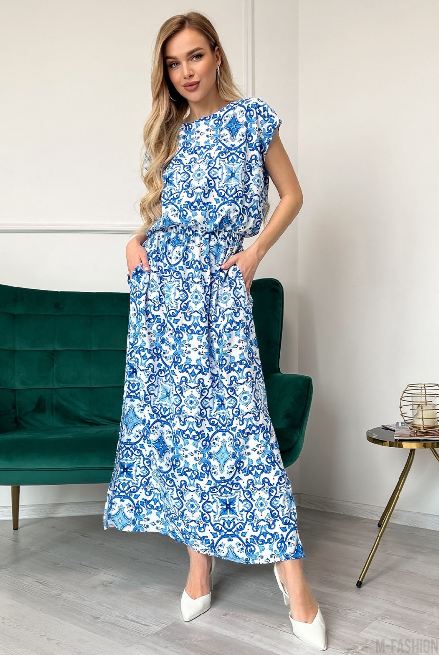 Голубое принтованное платье с боковым разрезом  - Фото 1