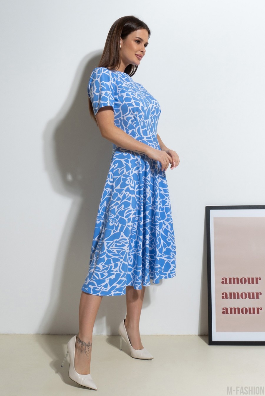 Голубое приталенное платье с принтом - Фото 2