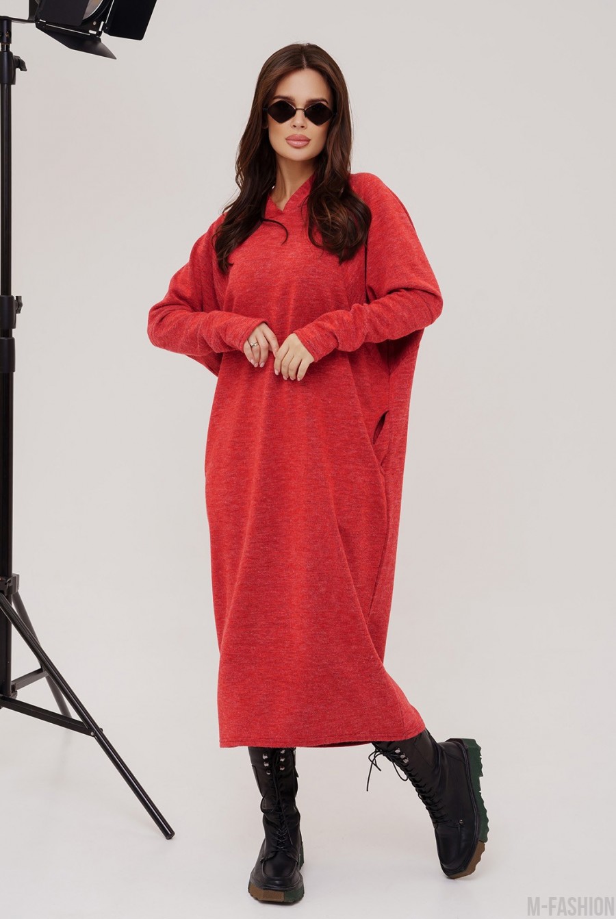 Красное ангоровое платье с капюшоном  - Фото 1