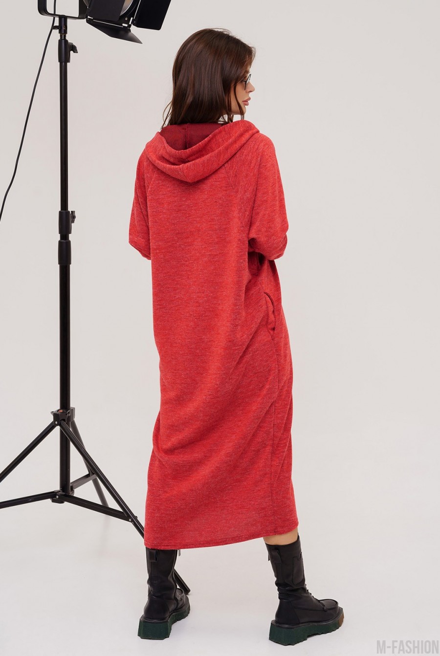 Красное ангоровое платье с капюшоном - Фото 3
