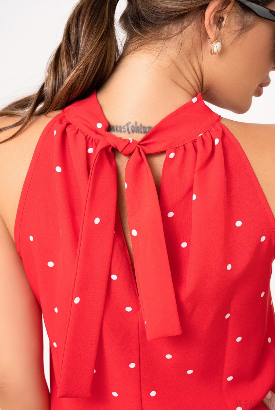 Красное в горошек платье с воротником халтер - Фото 4