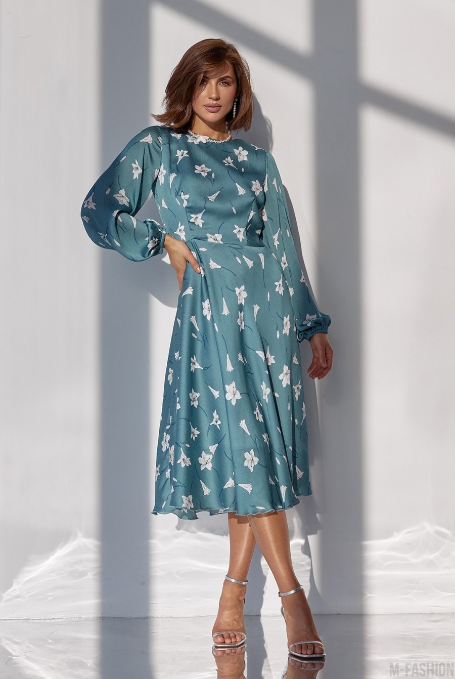 Оливковое шифоновое платье с цветочным принтом  - Фото 1