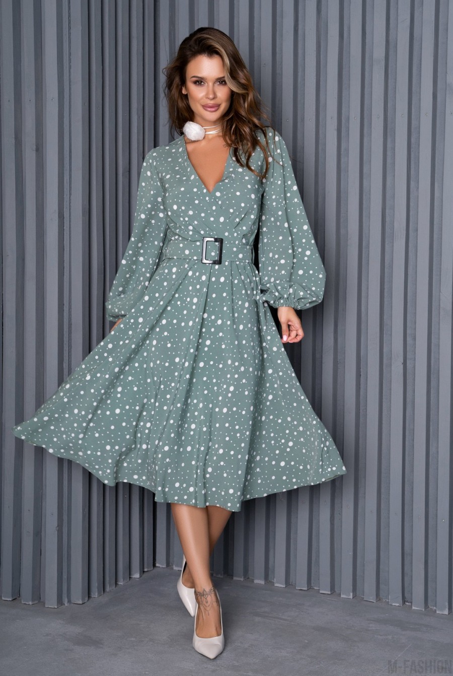 Оливковое в горох платье с декольте на запах  - Фото 1