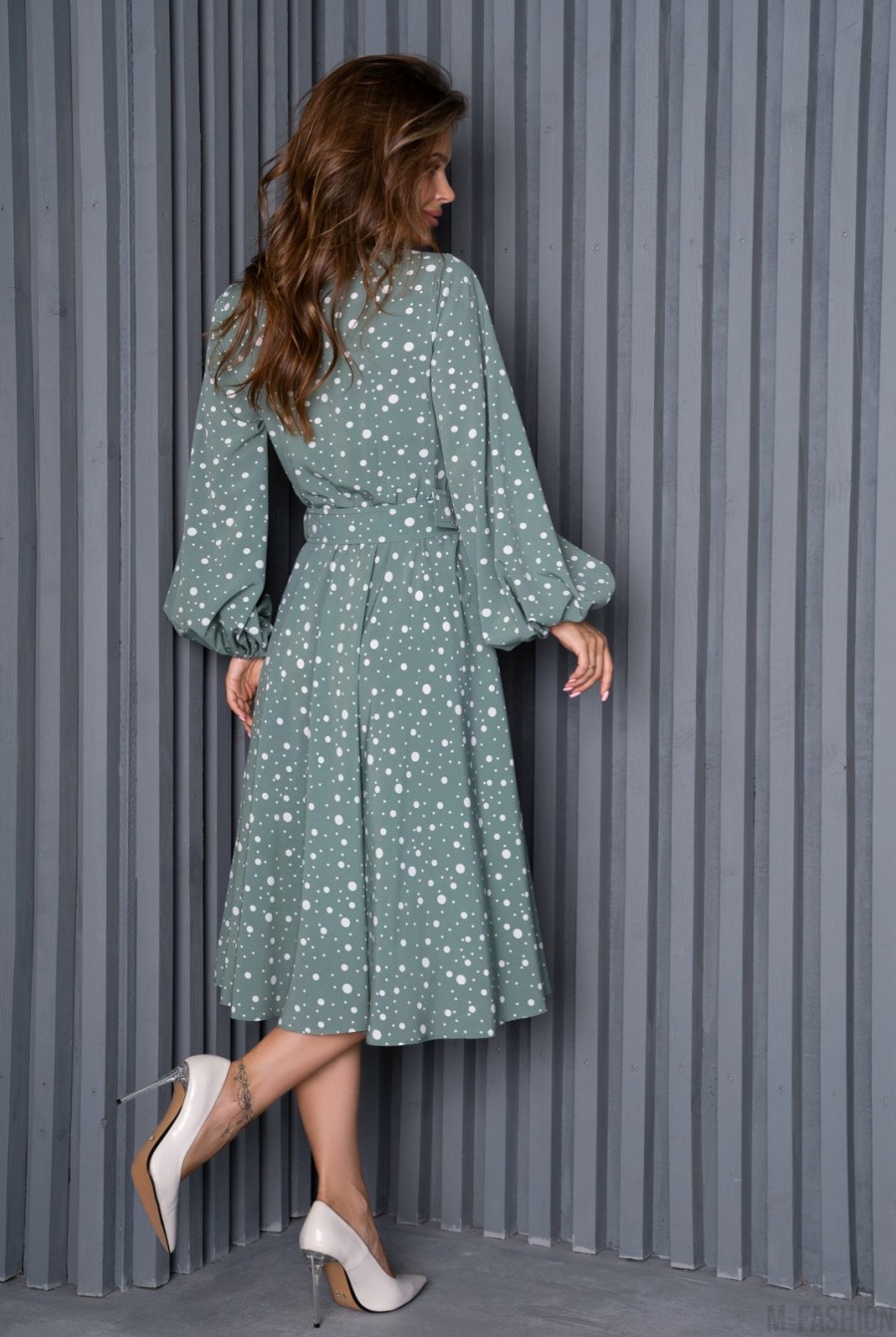Оливковое в горох платье с декольте на запах - Фото 3