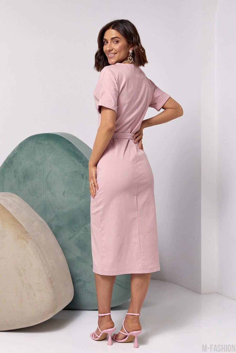 Розовое однотонное платье с разрезом - Фото 3