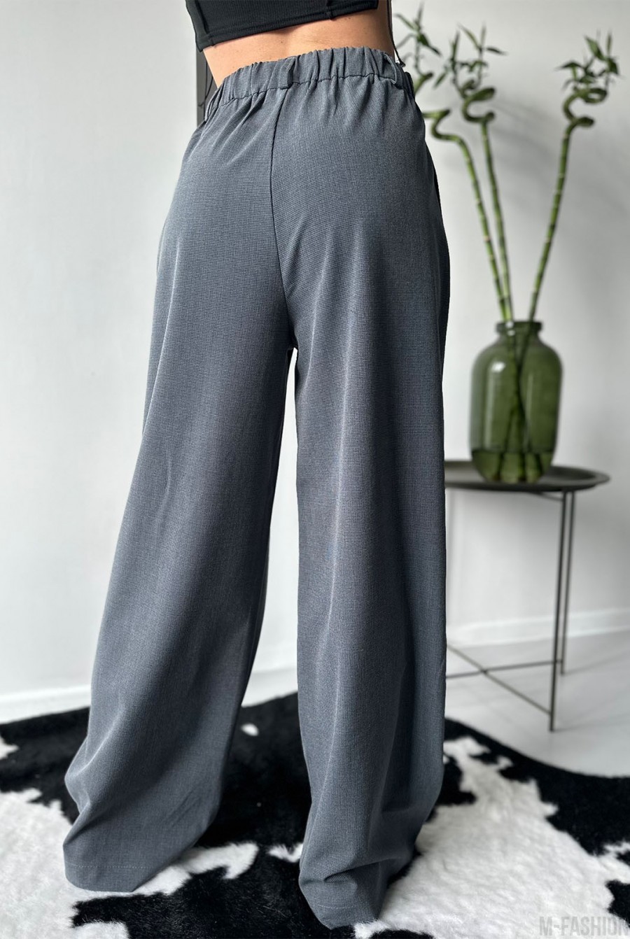 Серые принтованные брюки палаццо  - Фото 3