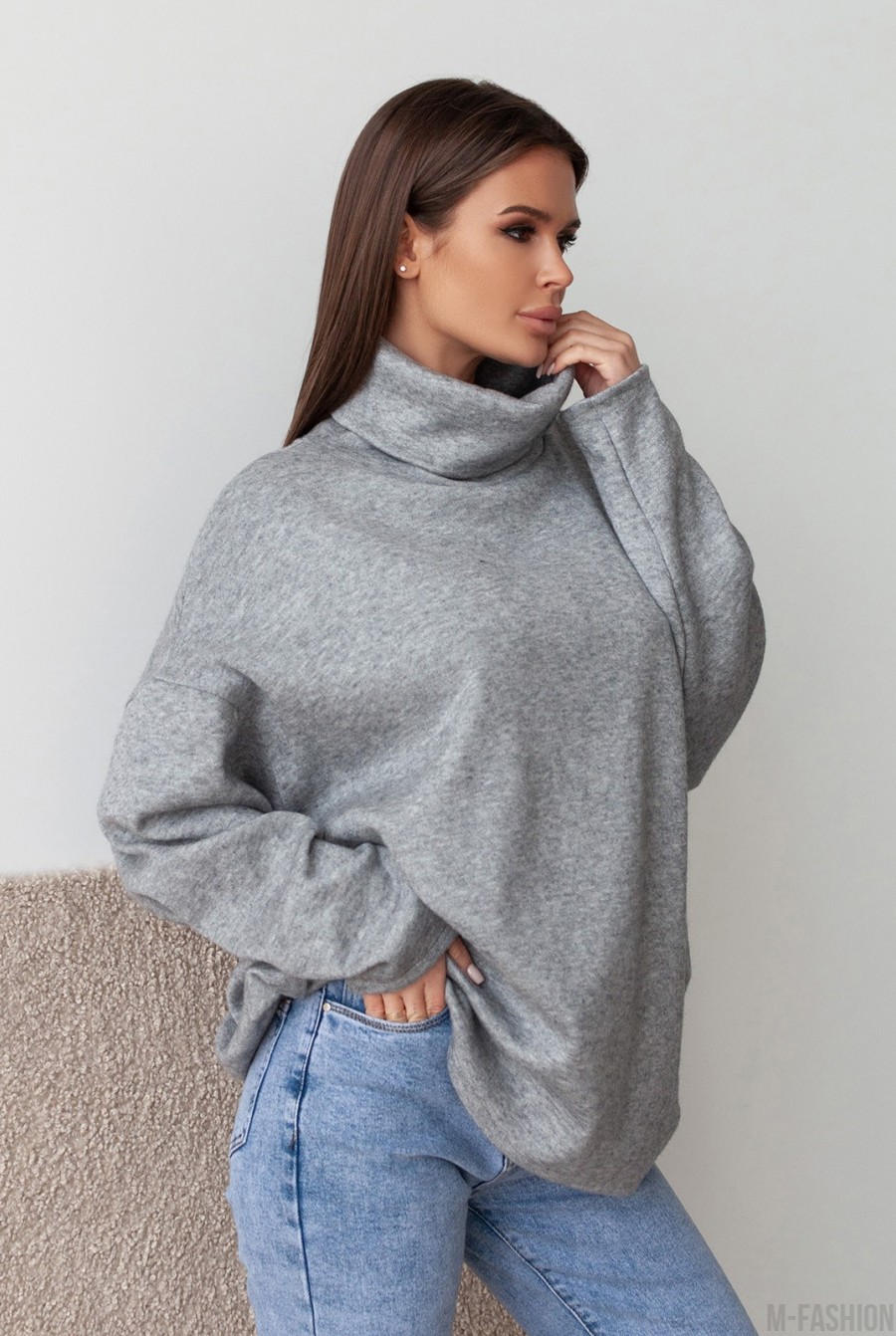 Серый ангоровый свитер в стиле оверсайз - Фото 2