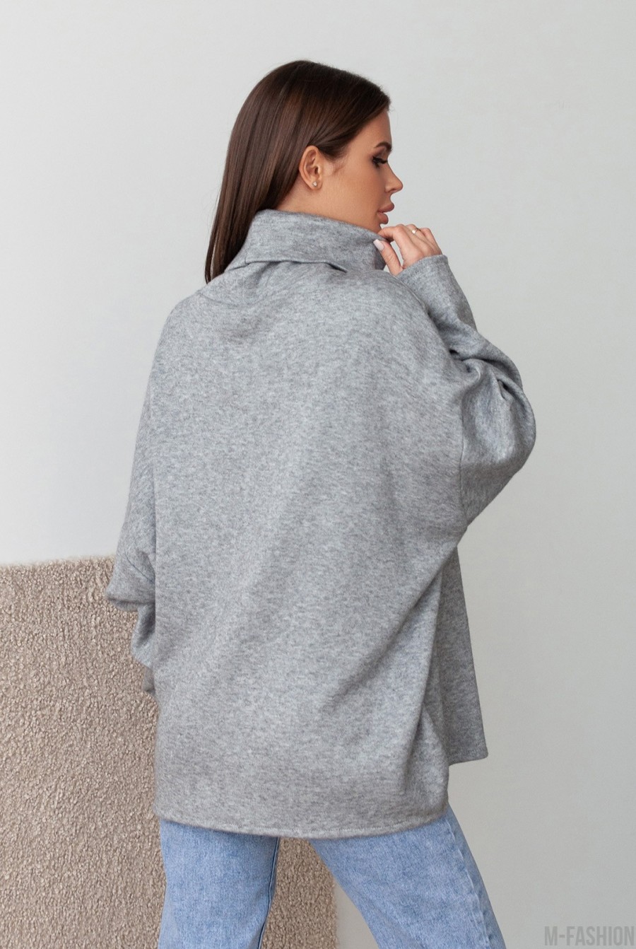 Серый ангоровый свитер в стиле оверсайз - Фото 3
