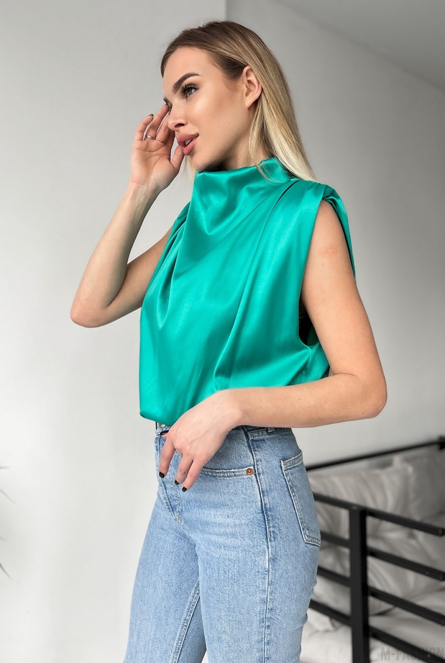 Шелковая зеленая блуза без рукавов - Фото 2