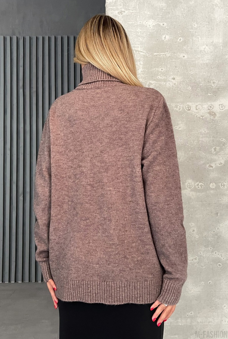Темно-бежевый свитер объемной вязки с высоким горлом - Фото 3