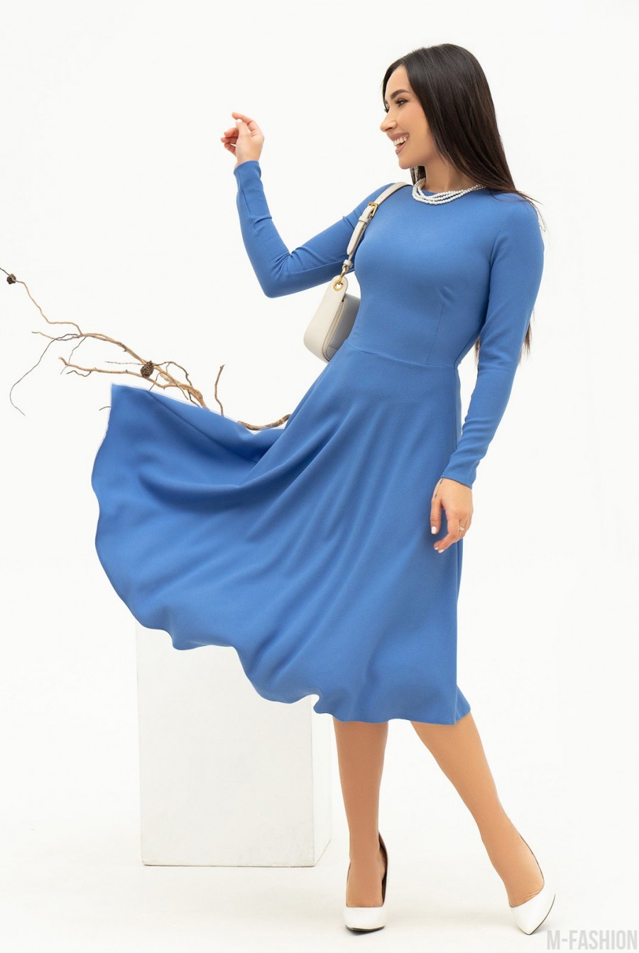 Темно-голубое классическое платье с расклешенным низом  - Фото 1