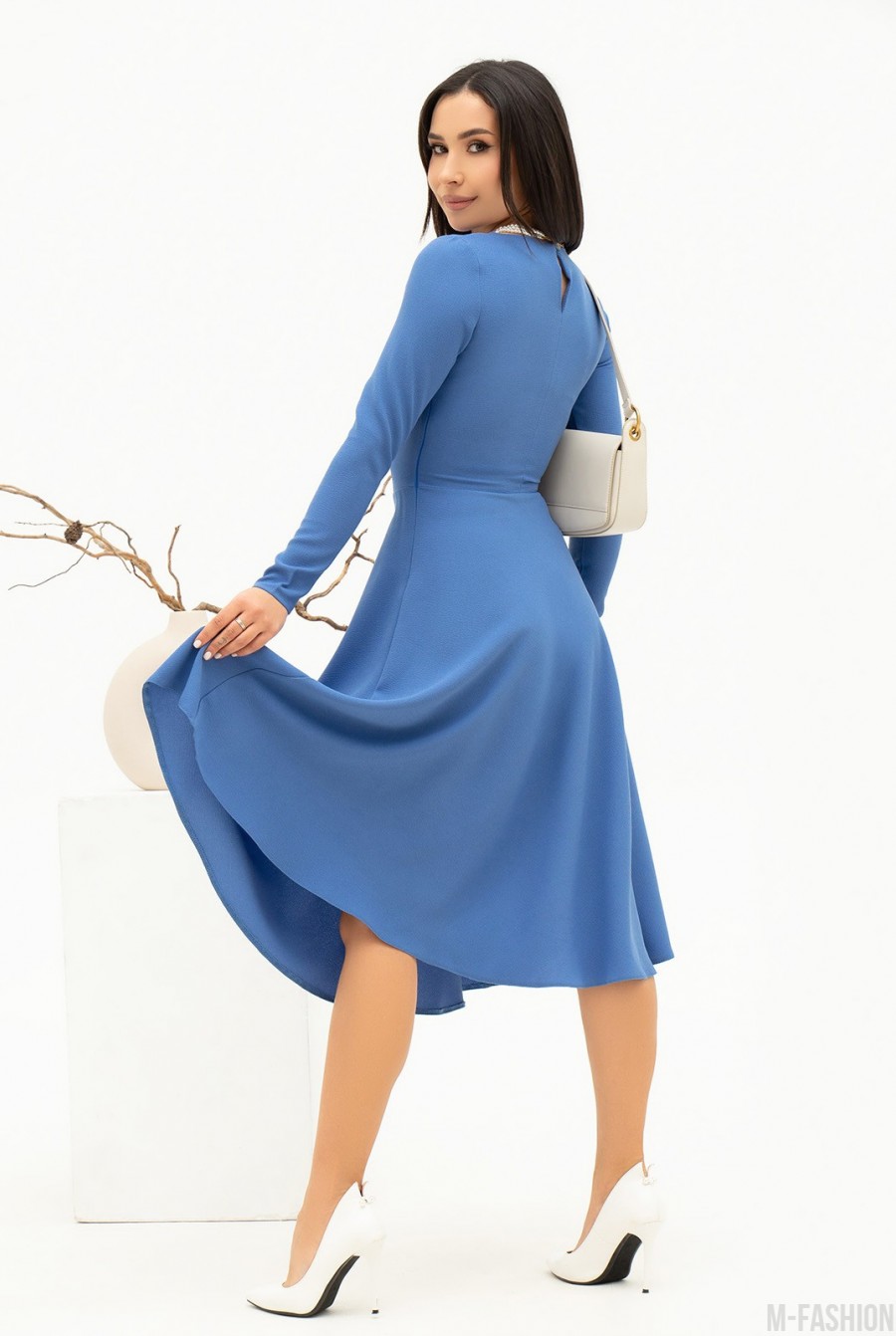 Темно-голубое классическое платье с расклешенным низом - Фото 3