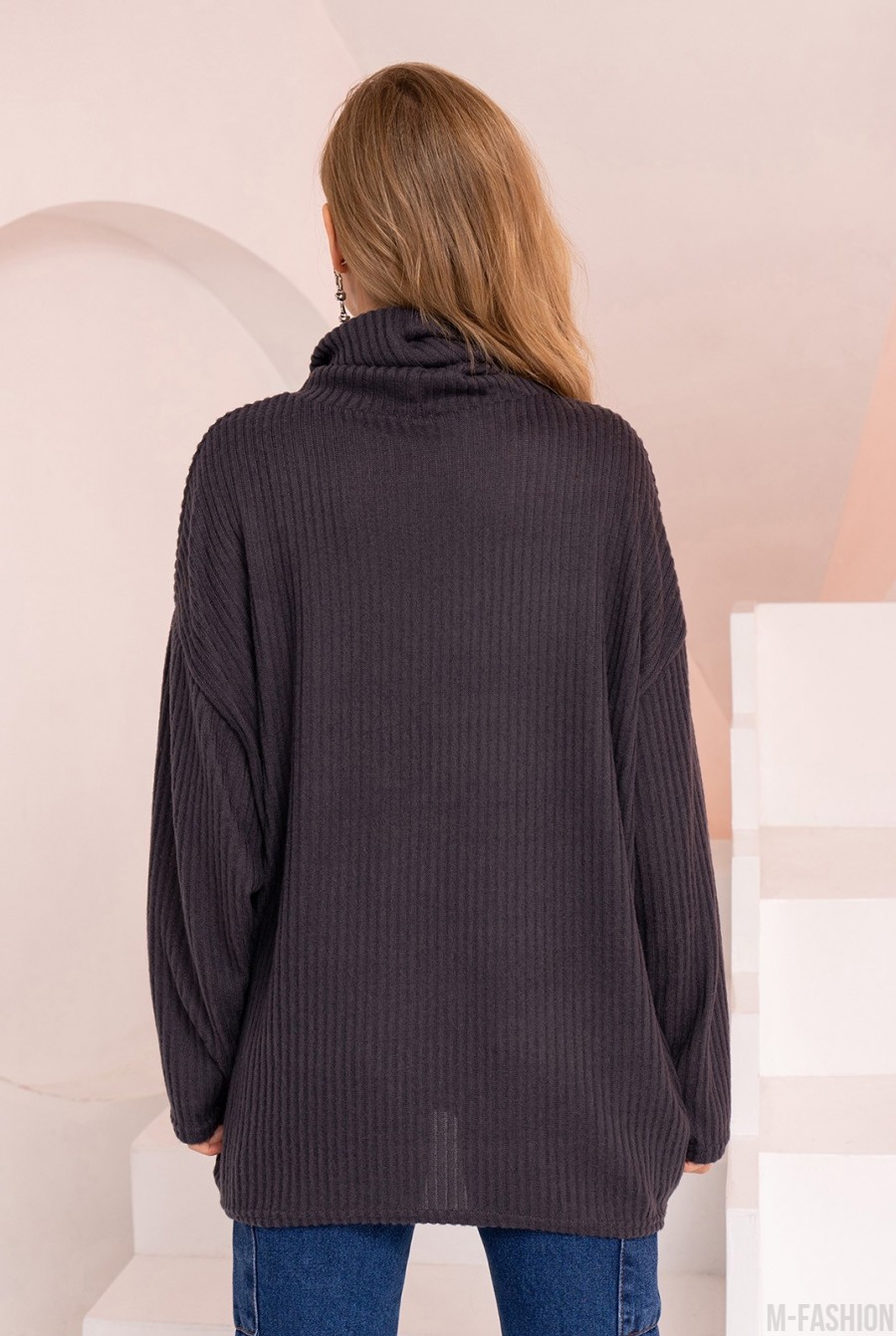 Темно-серый удлиненный свитер с высоким горлом - Фото 3