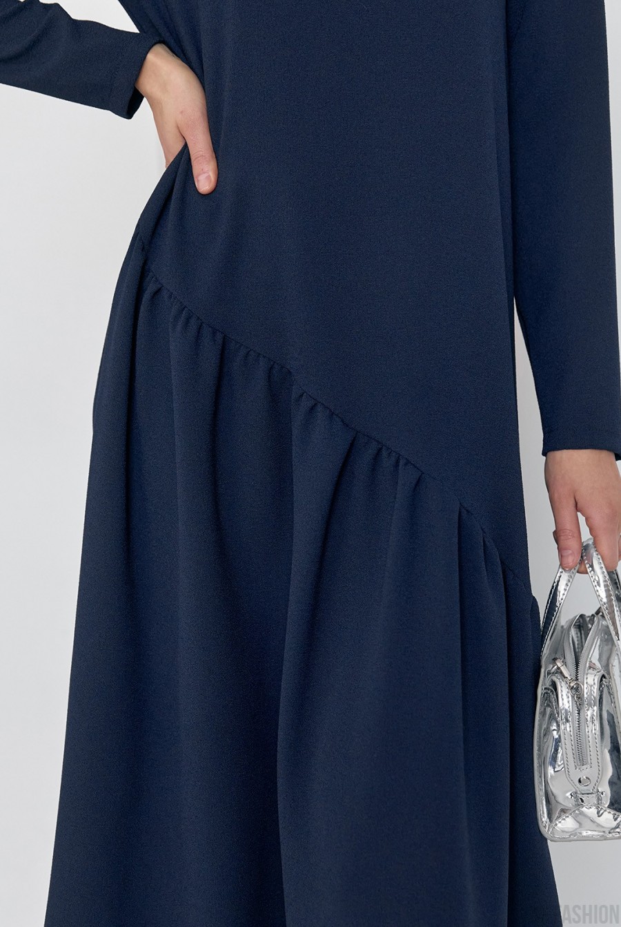 Темно-синее платье с асимметричным воланом - Фото 4
