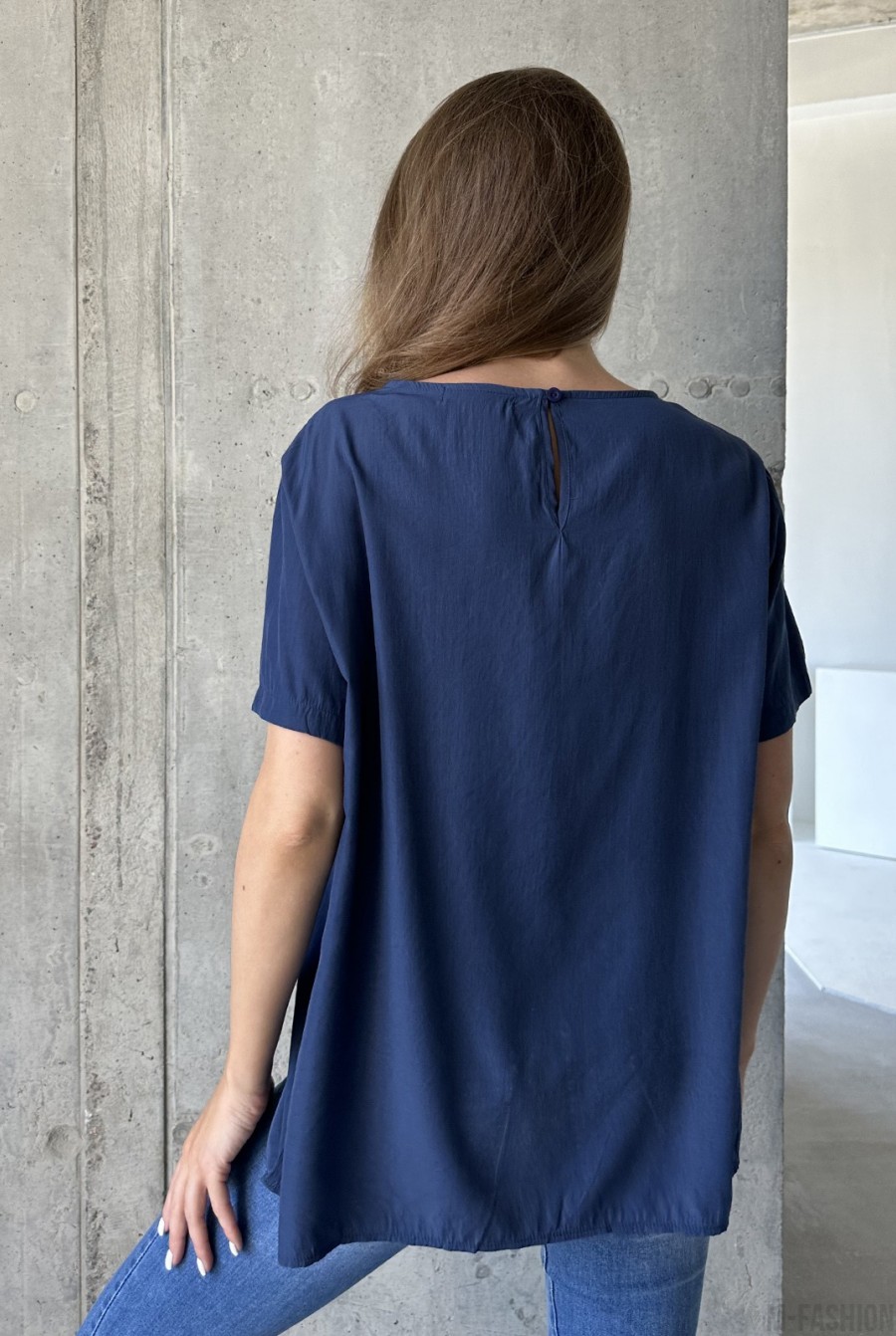 Темно-синяя свободная блузка с карманами - Фото 3