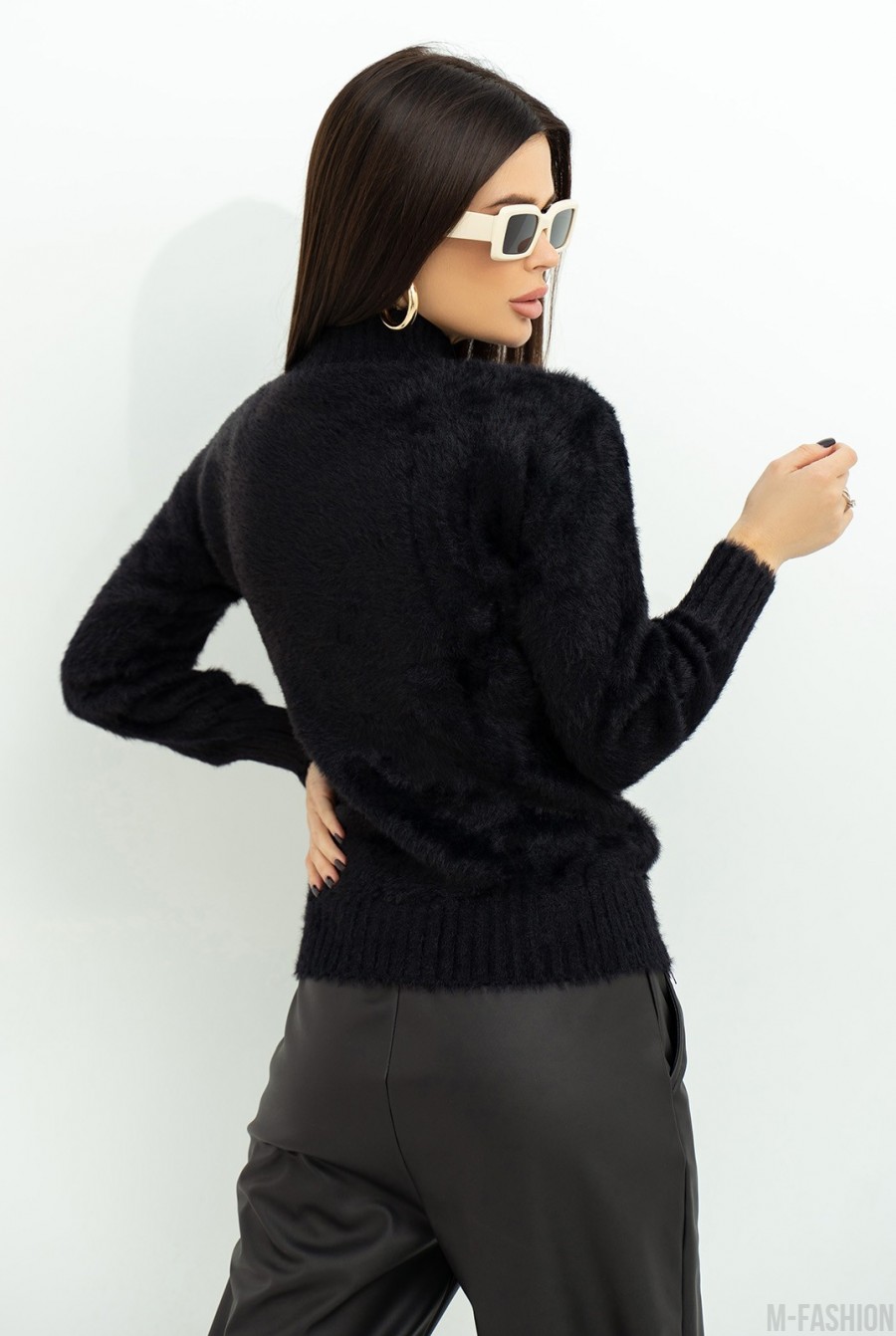 Теплый однотонный свитер-травка черного цвета - Фото 3