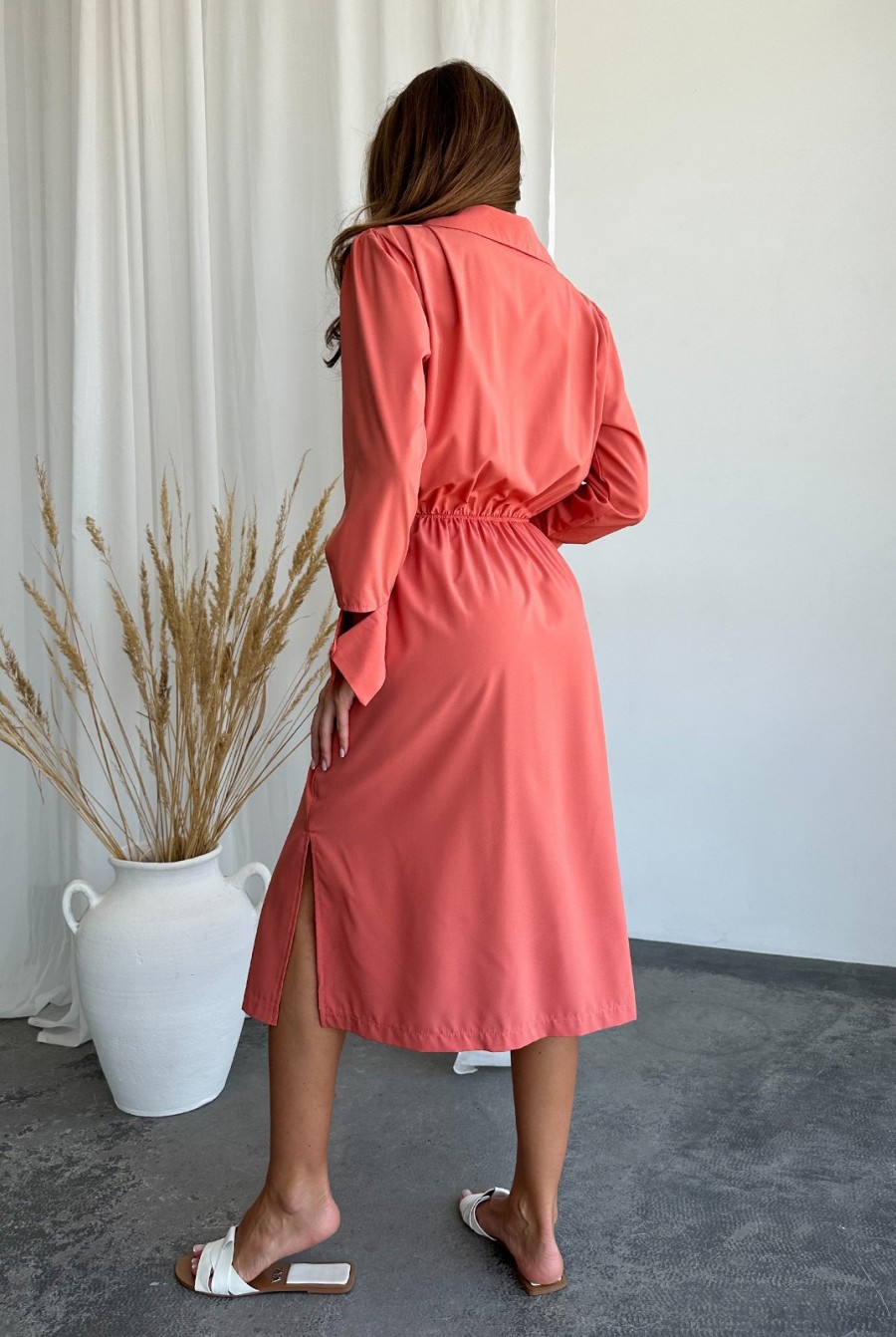 Терракотовое платье-халат с декольте - Фото 3