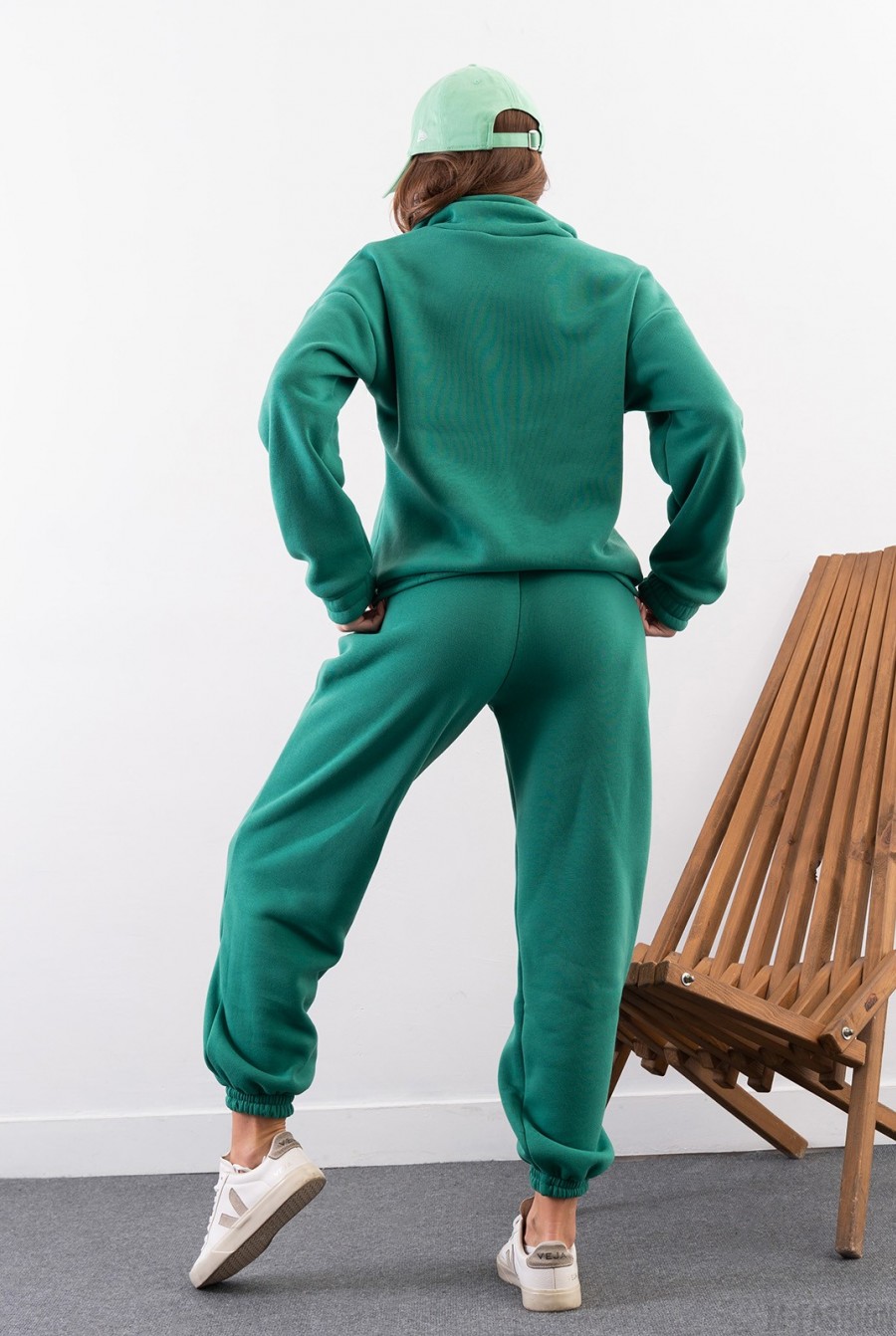 Утепленный зеленый костюм с высоким воротником на кулиске - Фото 3
