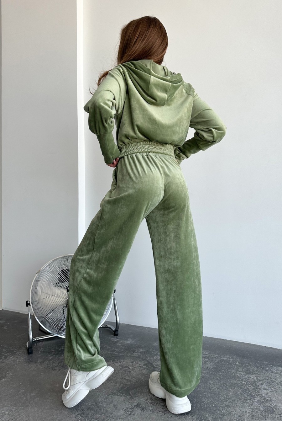 Велюровый костюм цвета хаки с короткой толстовкой - Фото 3