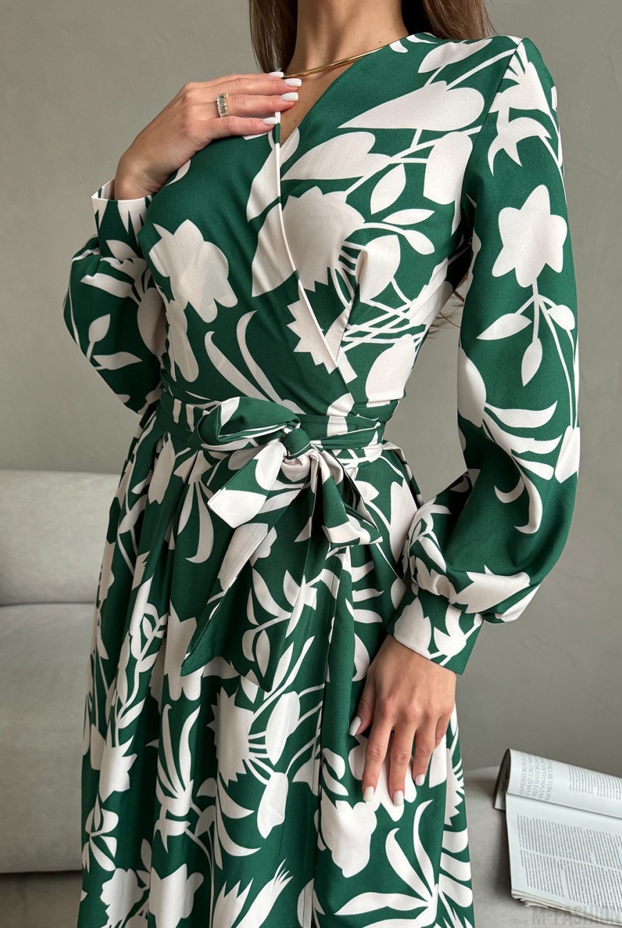 Зеленое длинное платье-халат с принтом - Фото 4