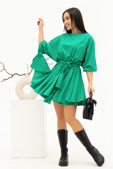 Зеленое платье с клиньями на юбке