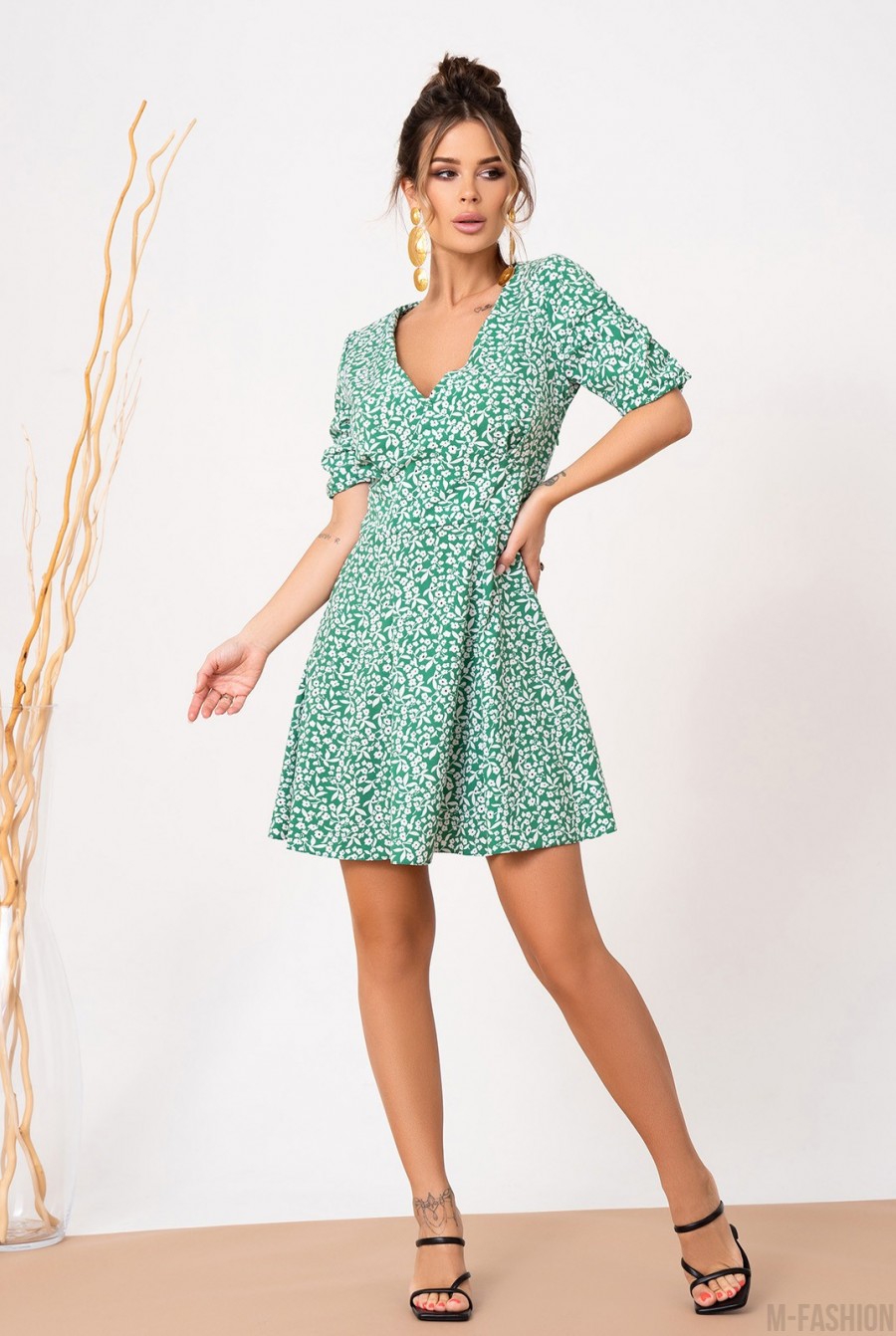 Зеленое приталенное платье с декольте  - Фото 1