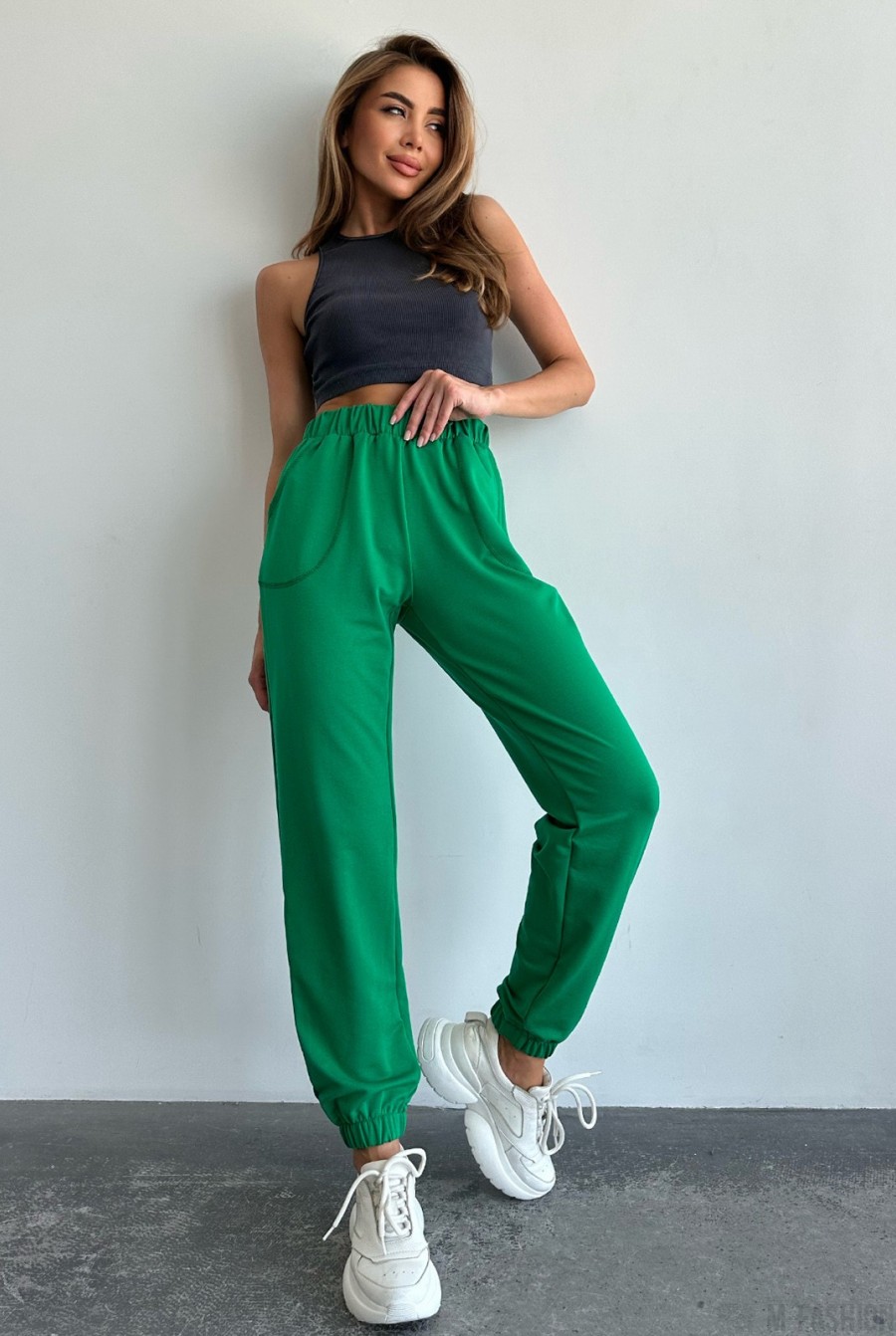 Зеленые трикотажные спортивные штаны модели джоггер  - Фото 1