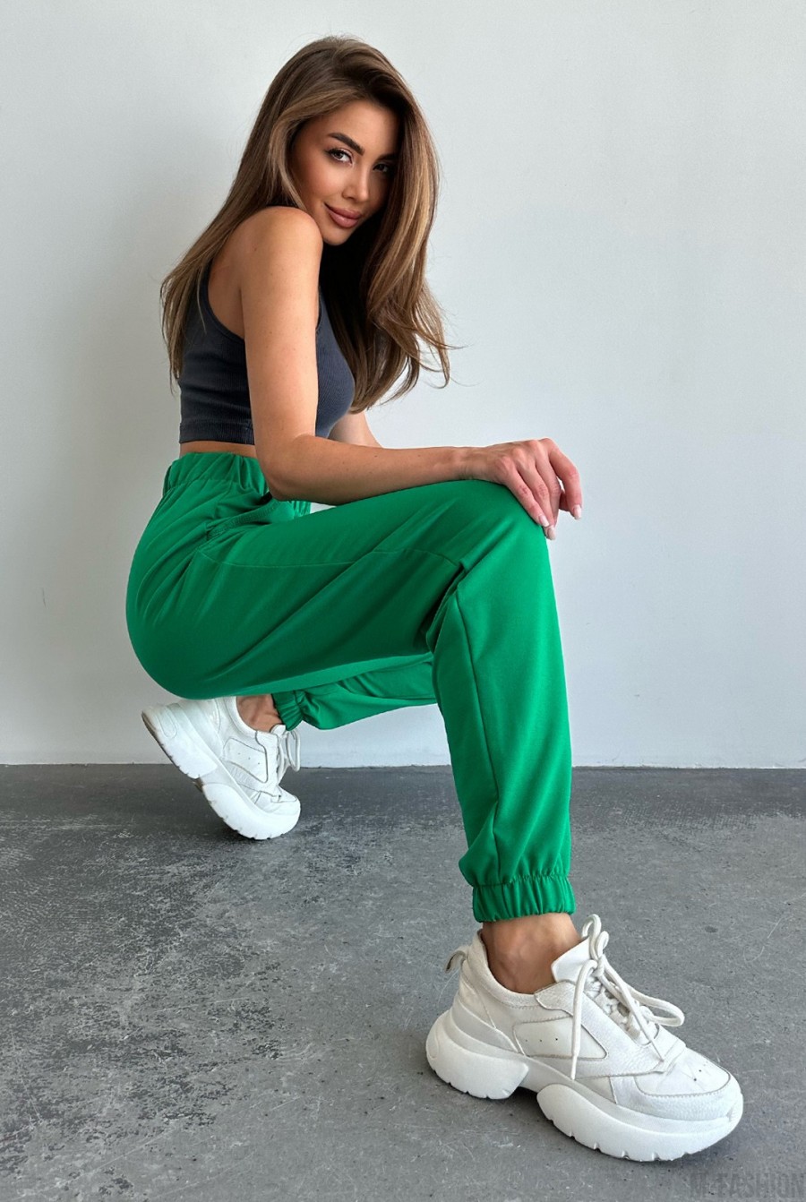 Зеленые трикотажные спортивные штаны модели джоггер - Фото 2