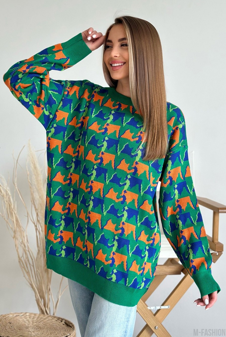 Зеленый свободный свитер с орнаментом - Фото 2