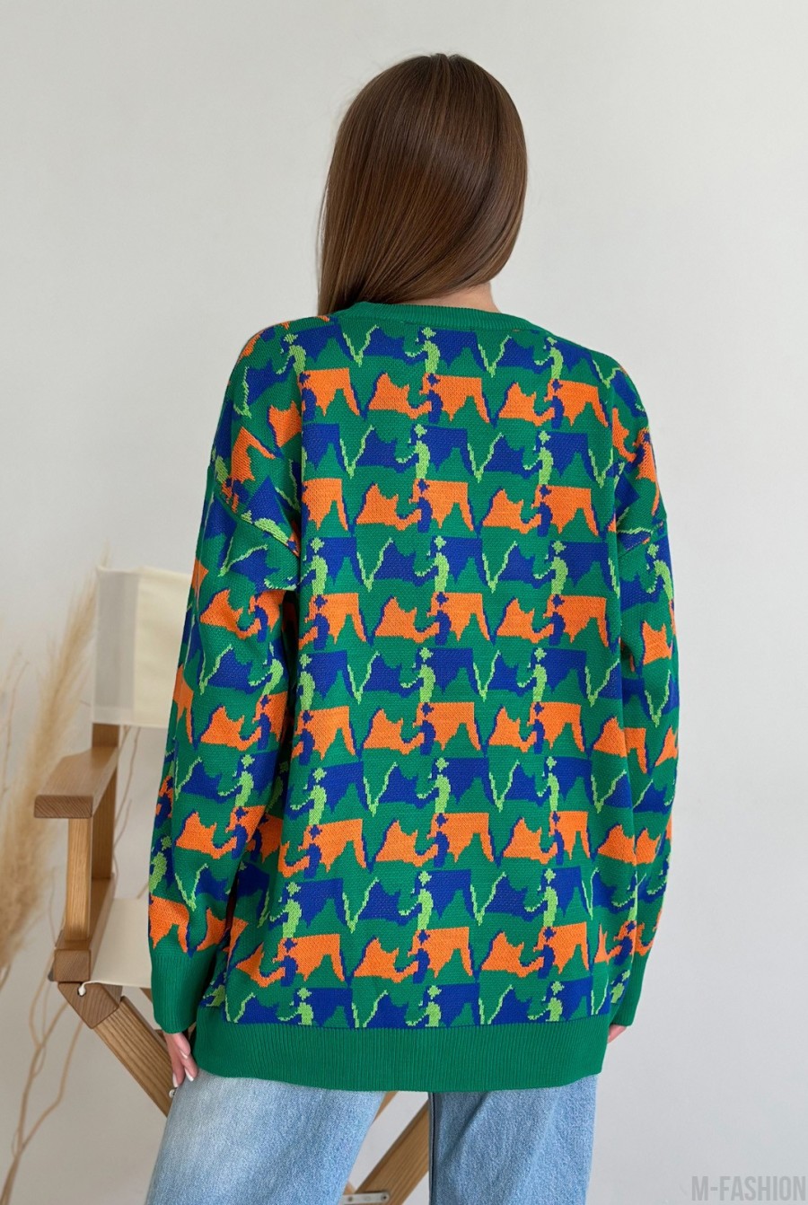 Зеленый свободный свитер с орнаментом - Фото 3