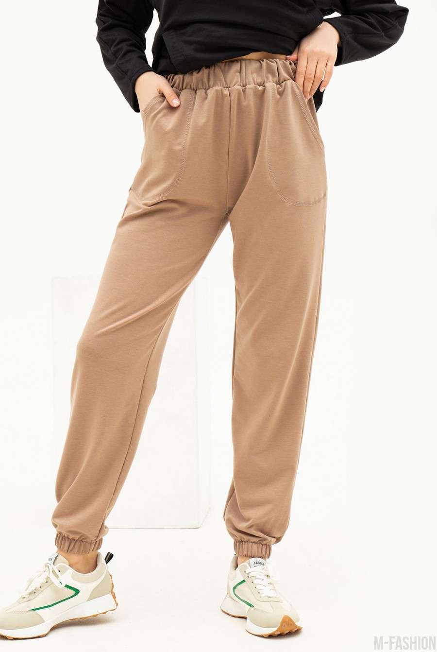 Бежевые трикотажные спортивные штаны модели джоггер  - Фото 1