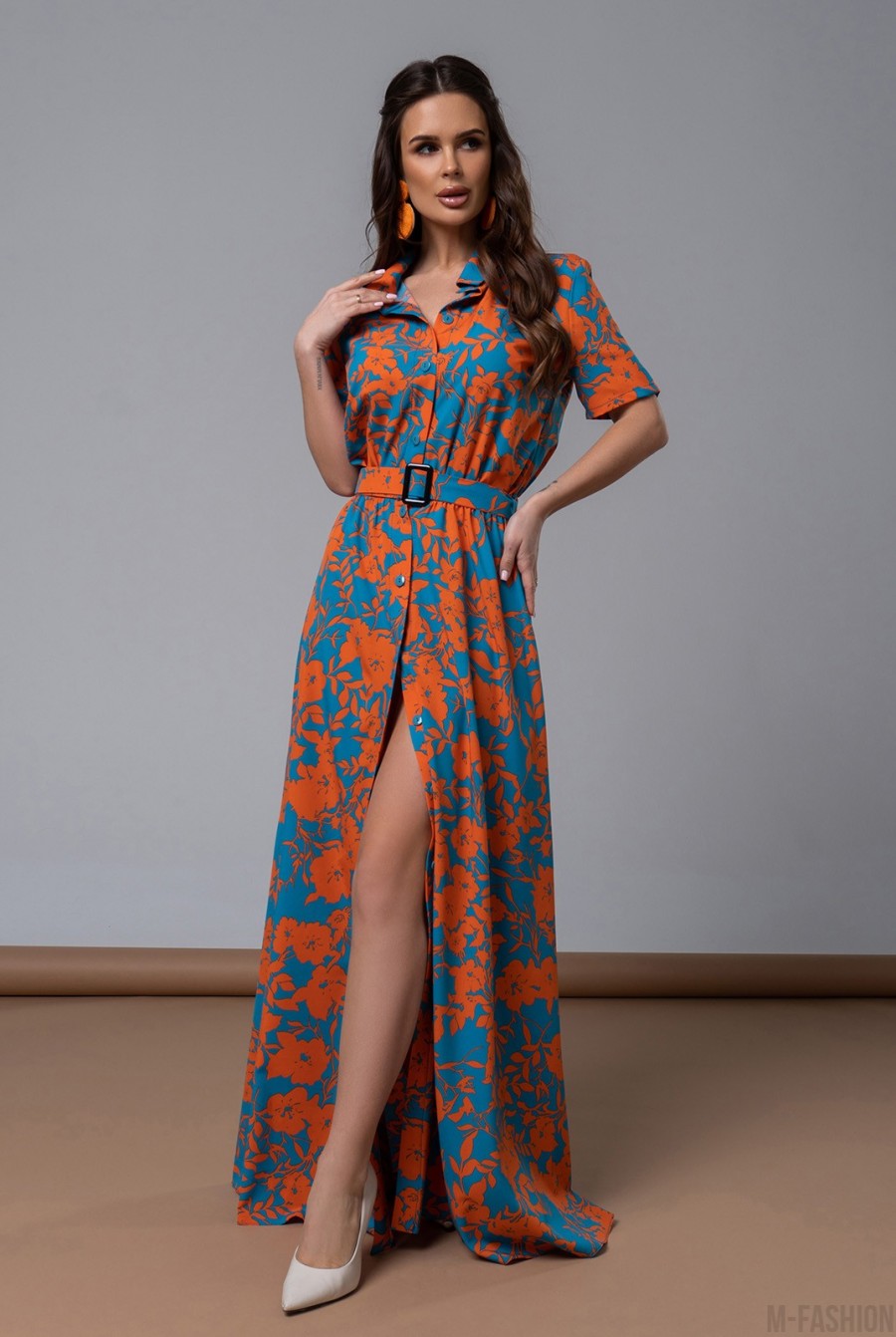 Бирюзово-оранжевое платье-рубашка с цветочным принтом  - Фото 1