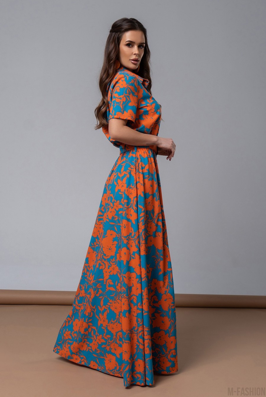 Бирюзово-оранжевое платье-рубашка с цветочным принтом - Фото 2