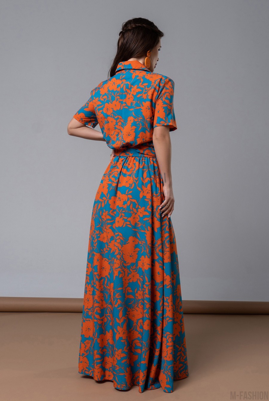 Бирюзово-оранжевое платье-рубашка с цветочным принтом - Фото 3