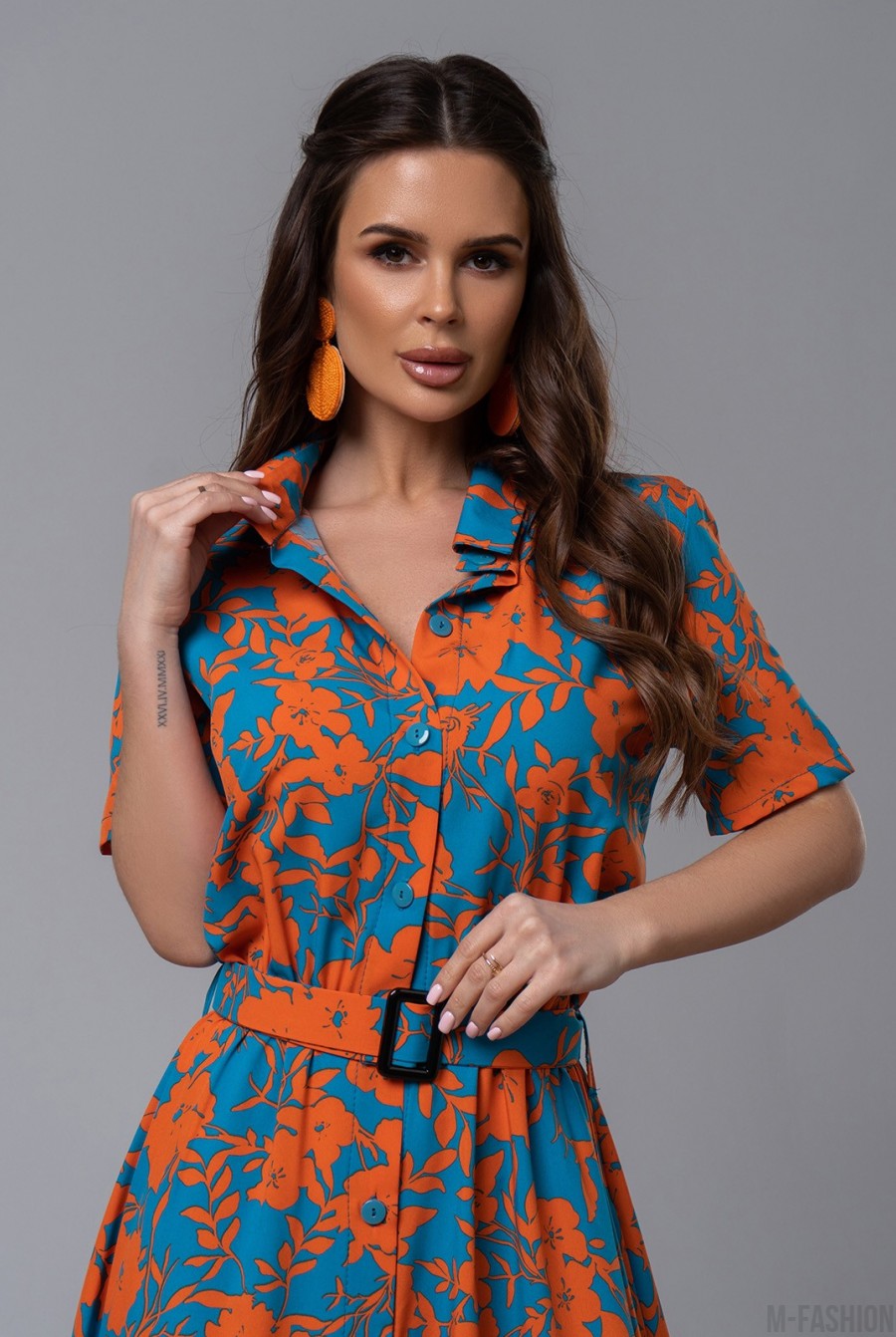Бирюзово-оранжевое платье-рубашка с цветочным принтом - Фото 4