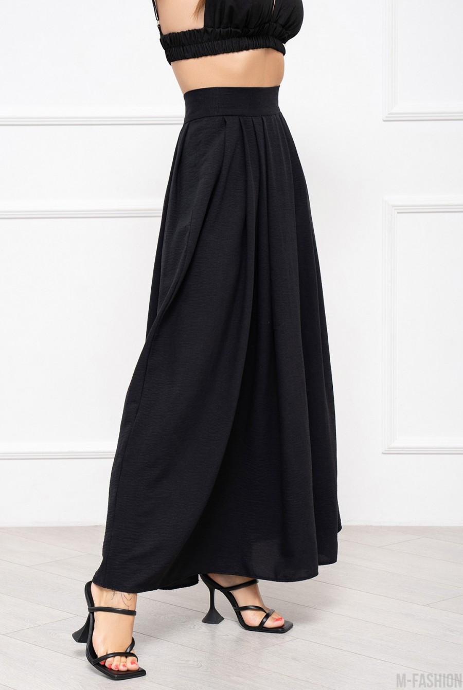 Черная текстурированная юбка со сборками - Фото 2