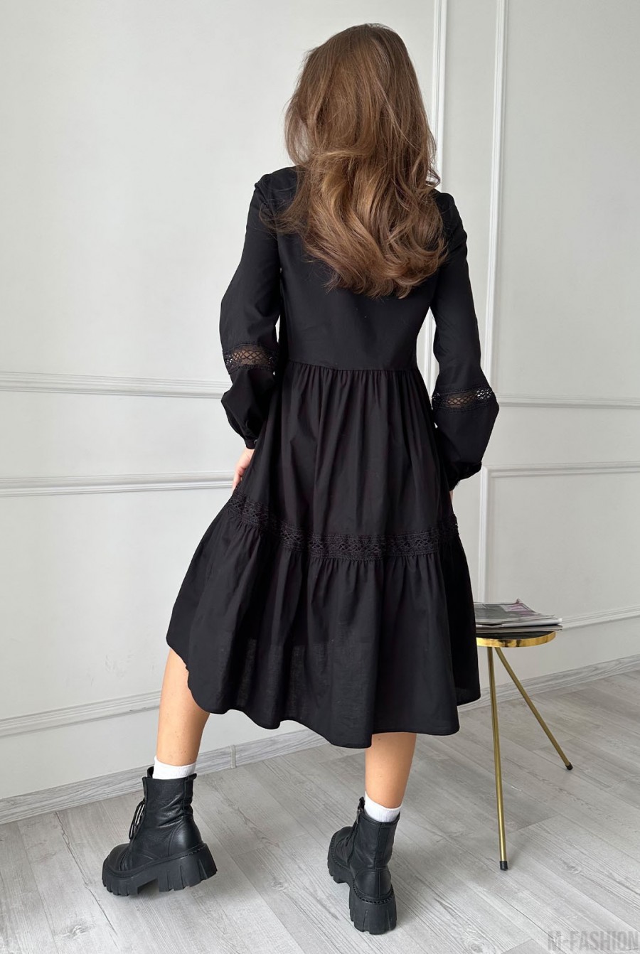 Черное хлопковое платье с кружевными вставками - Фото 3