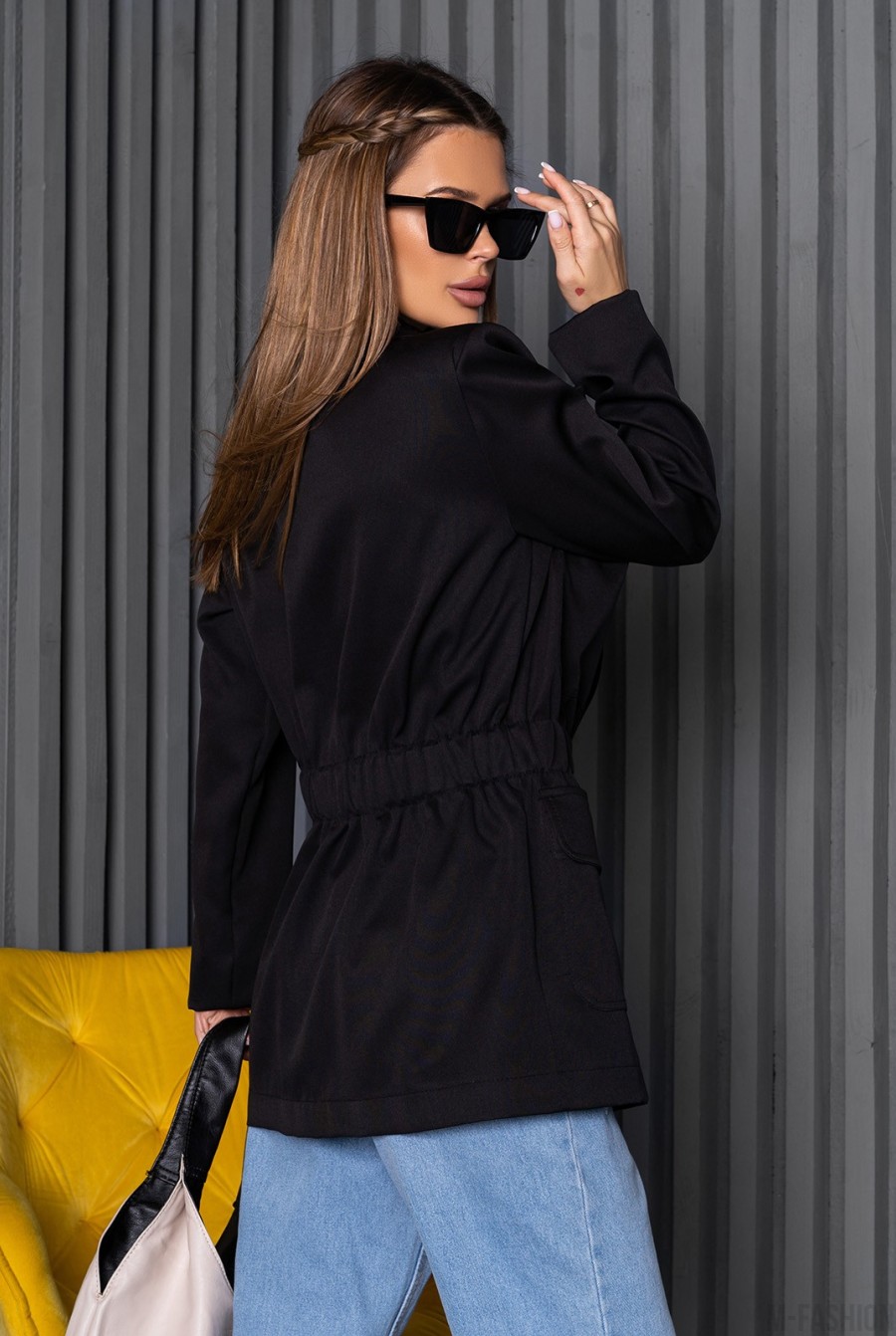 Черный приталенный пиджак с карманами - Фото 3