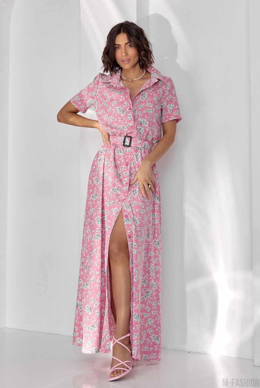 Длинное розовое платье-рубашка с цветочным принтом  - Фото 1