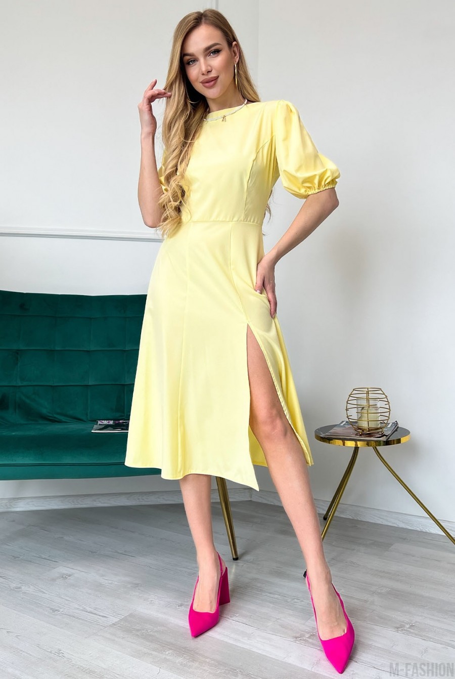 Желтое платье с объемными рукавами и разрезом  - Фото 1