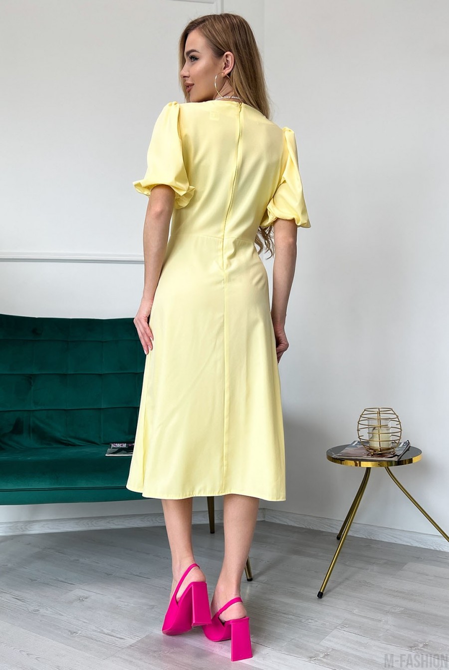 Желтое платье с объемными рукавами и разрезом - Фото 3
