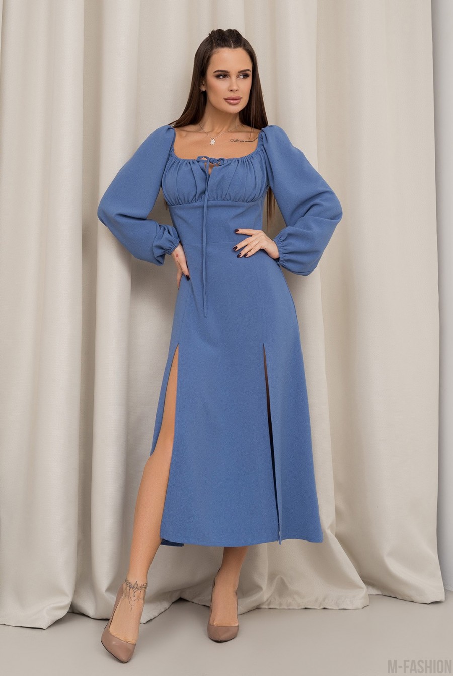 Голубое приталенное платье с разрезами  - Фото 1