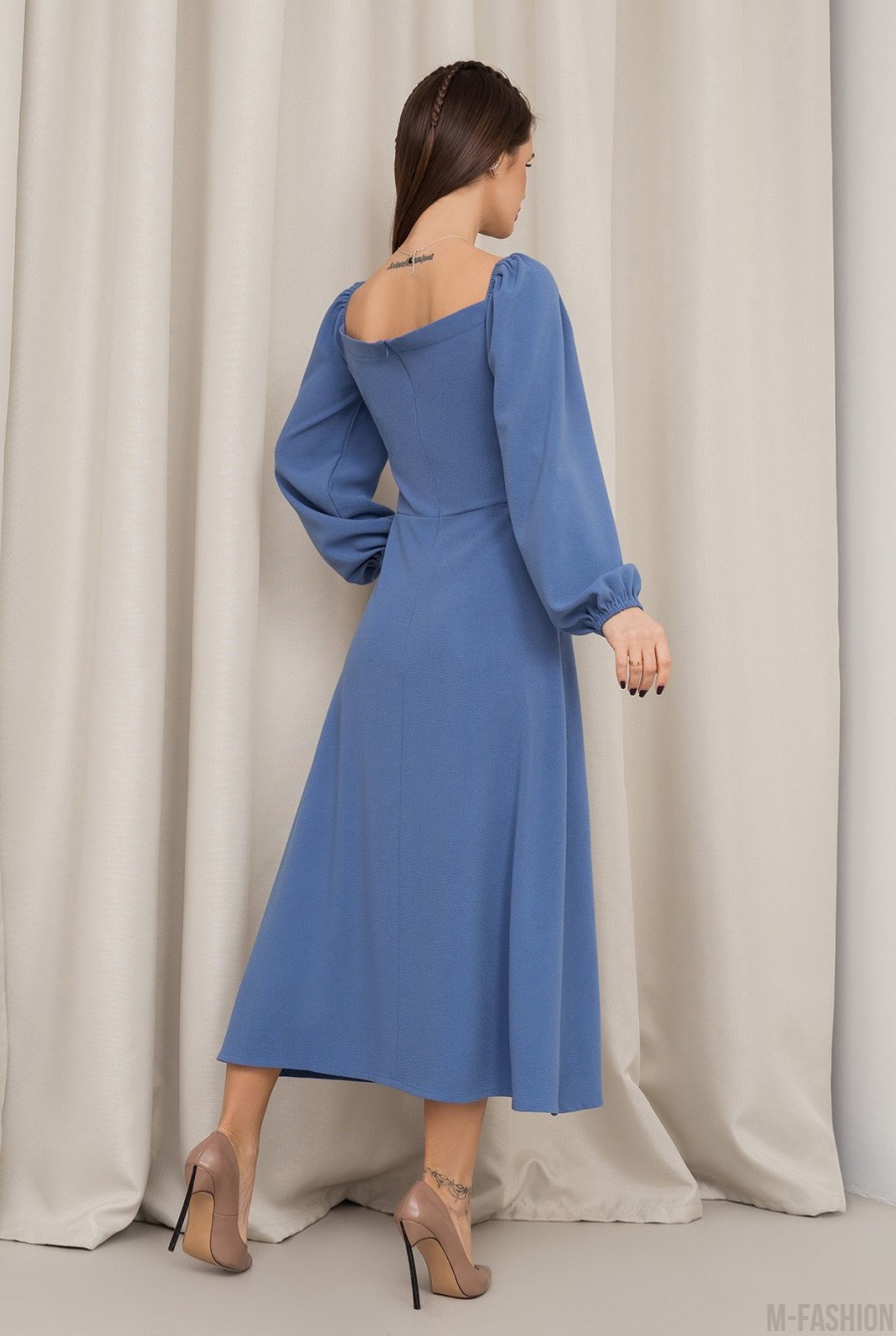 Голубое приталенное платье с разрезами - Фото 3