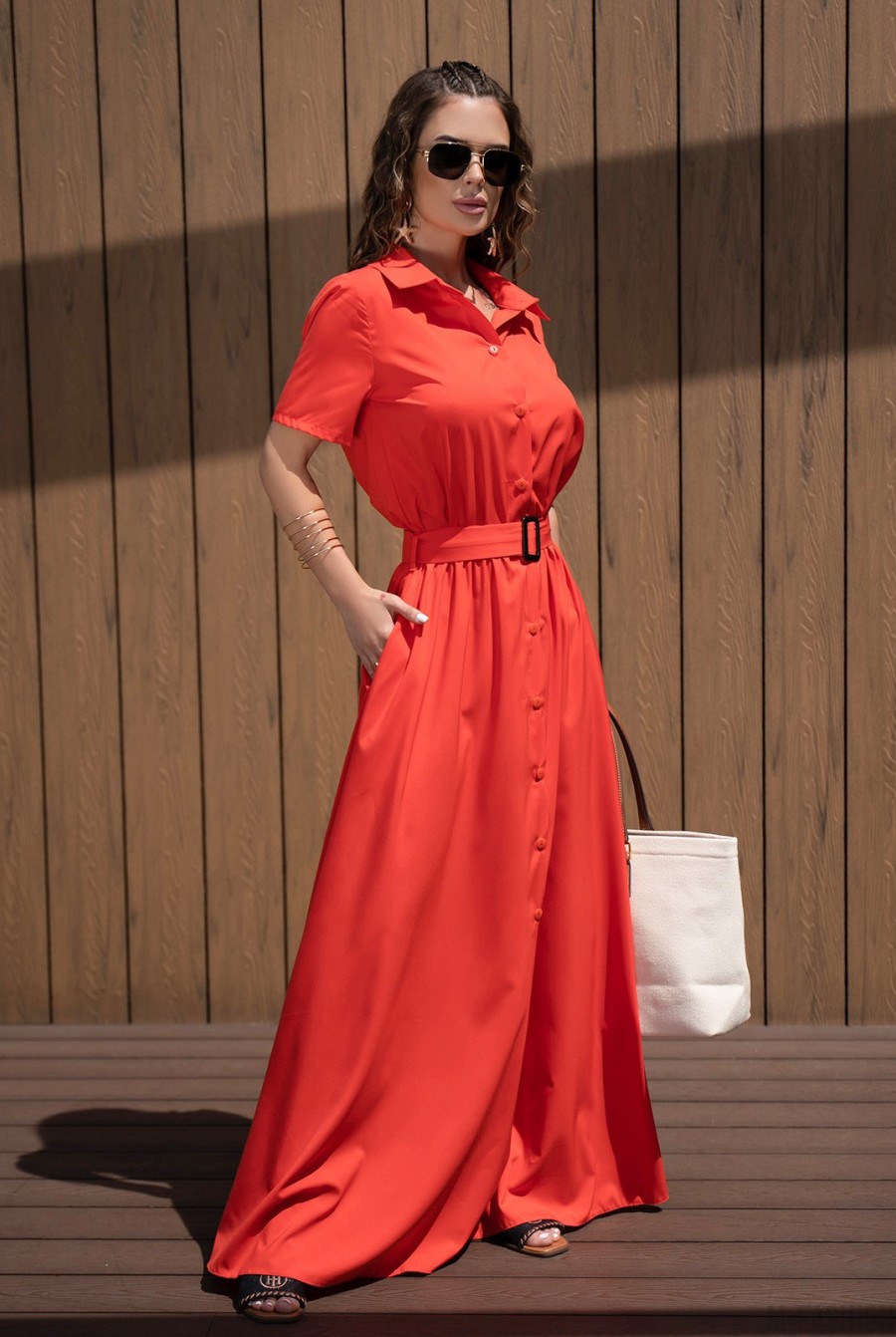 Красное длинное платье-рубашка на пуговицах - Фото 2