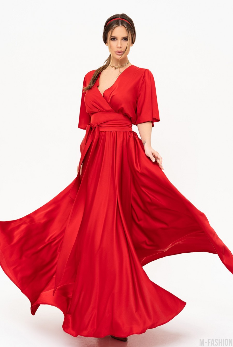 Красное шелковое длинное платье с декольте на запах  - Фото 1